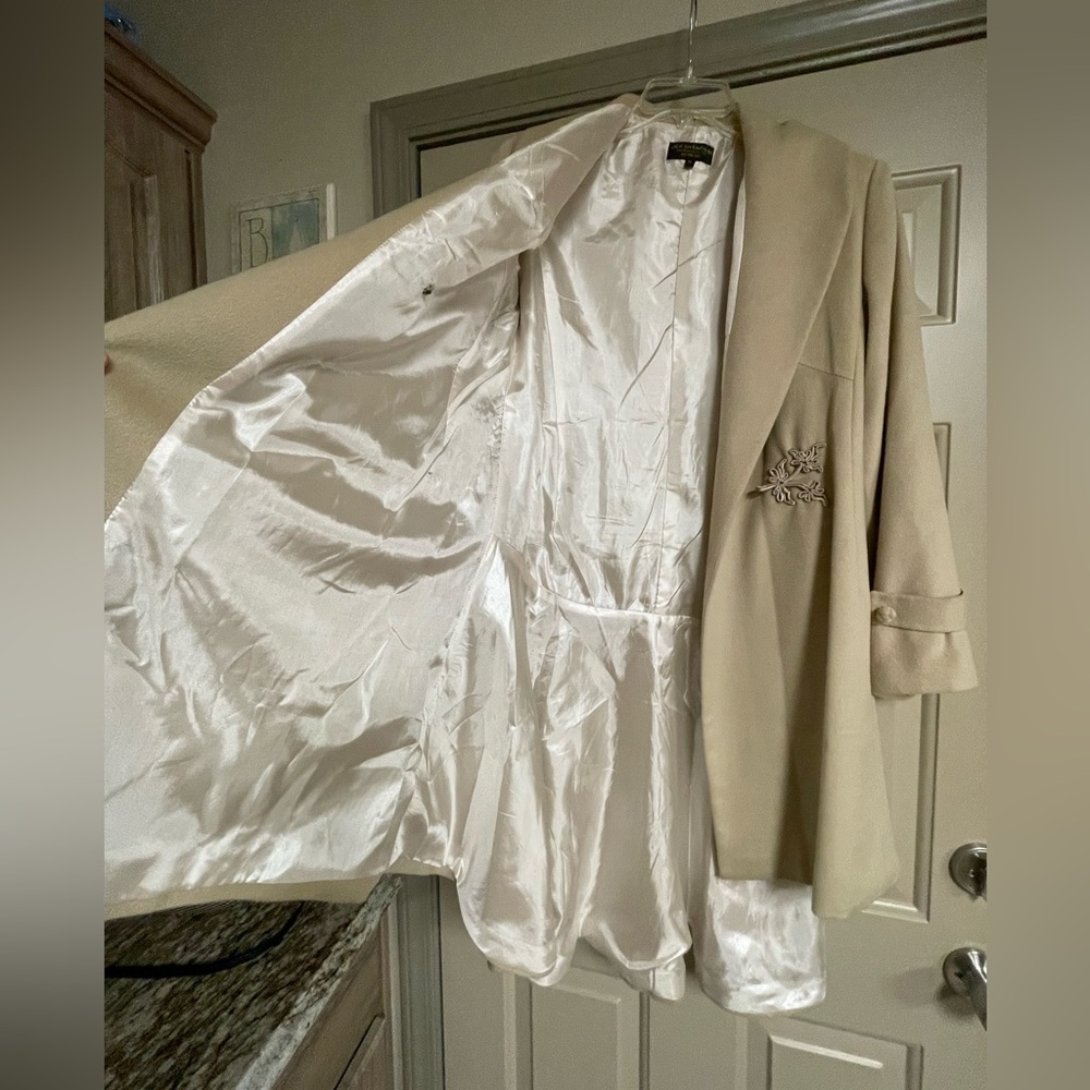 Wool-Blend Beige Trench Coat with Decorative Closure - Picture 4 of 10